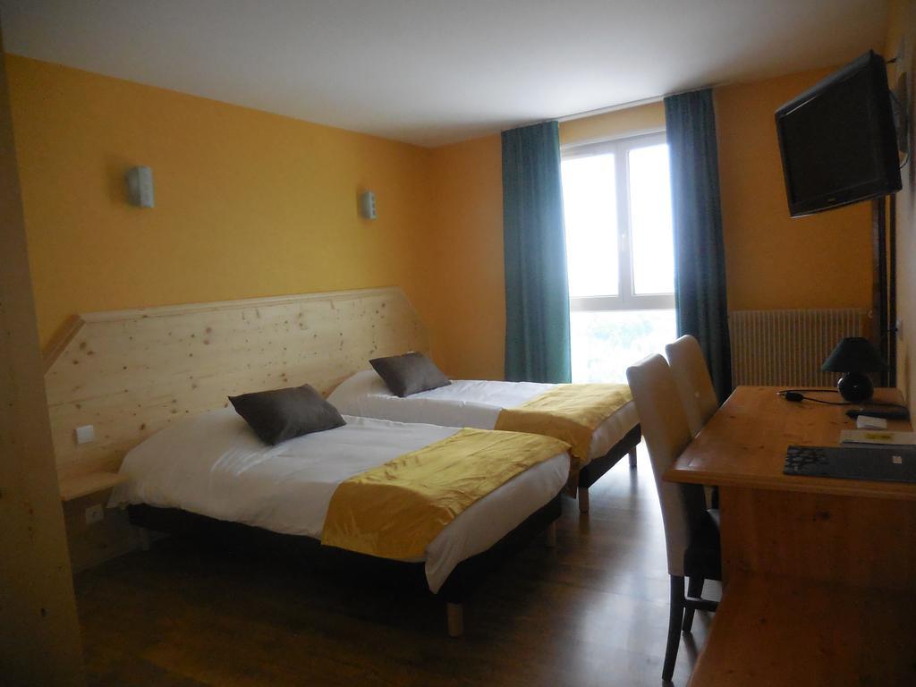 Logis Le Saint Cyr Hotel Montmelard Kültér fotó