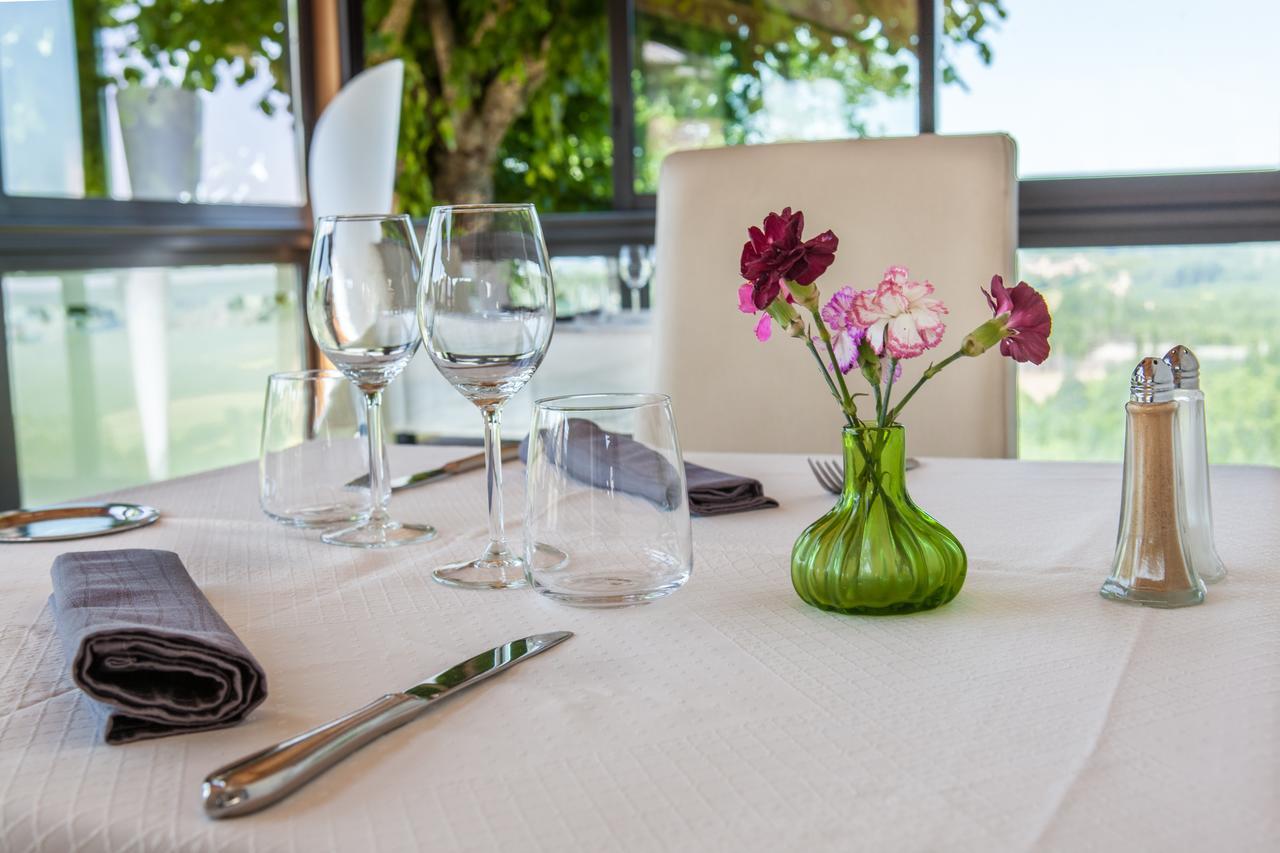 Logis Le Saint Cyr Hotel Montmelard Kültér fotó