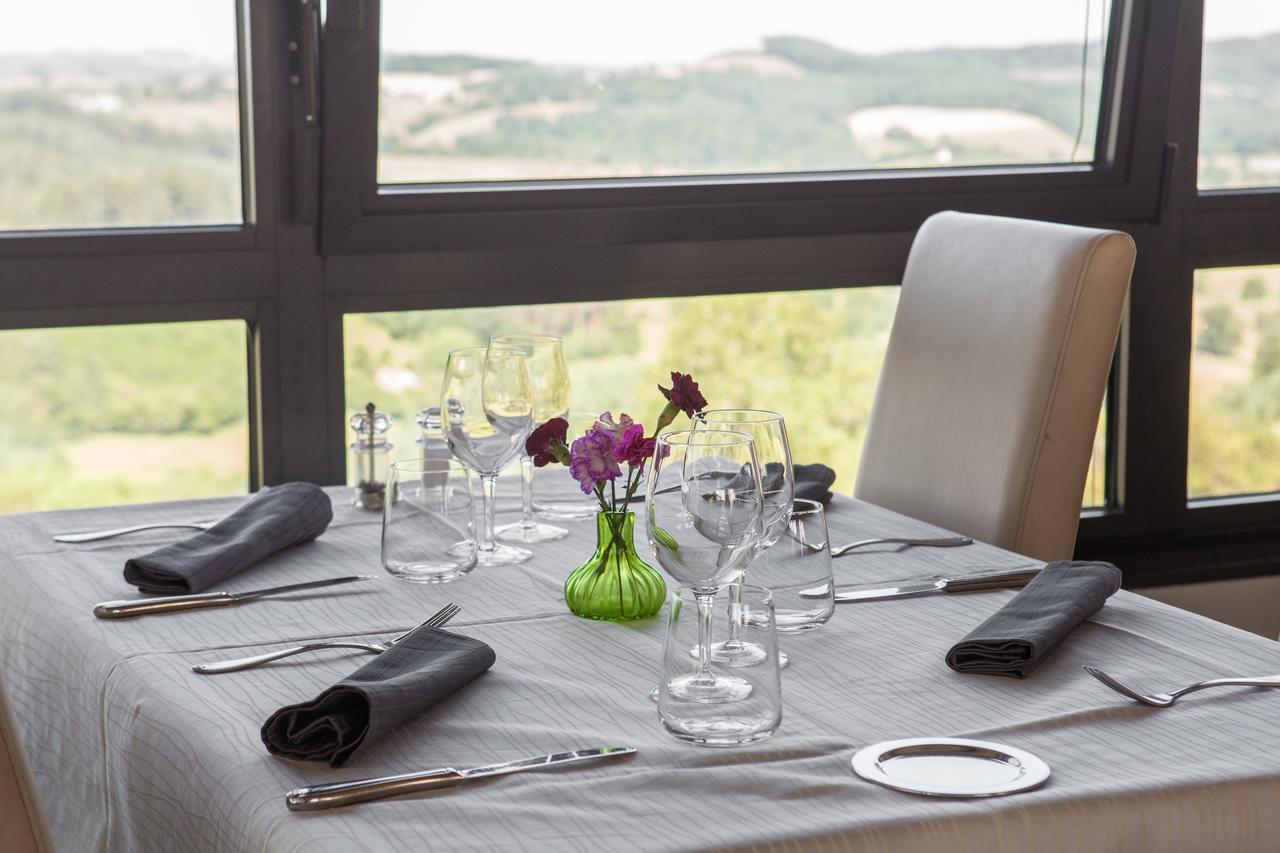 Logis Le Saint Cyr Hotel Montmelard Kültér fotó