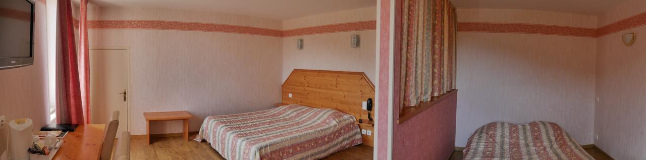 Logis Le Saint Cyr Hotel Montmelard Kültér fotó