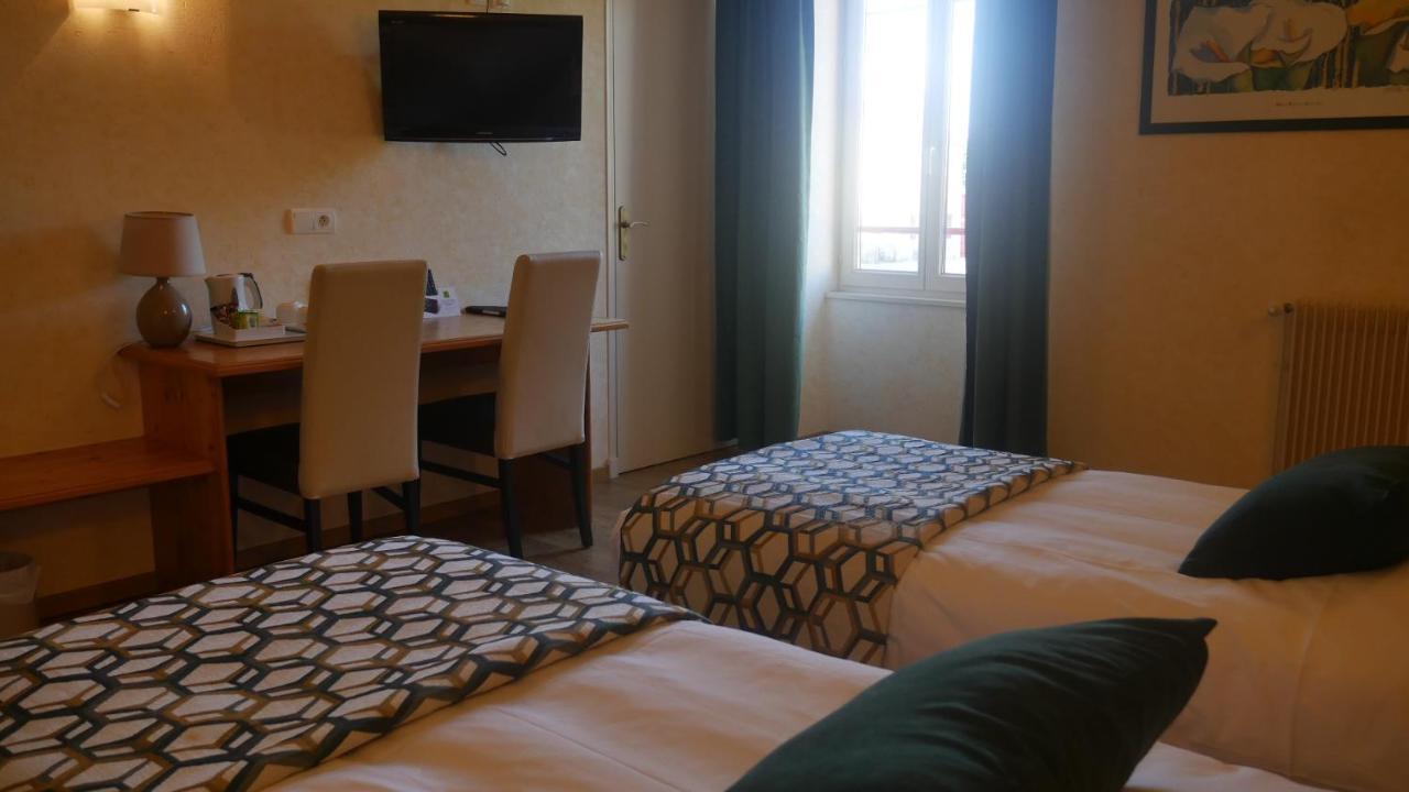 Logis Le Saint Cyr Hotel Montmelard Kültér fotó