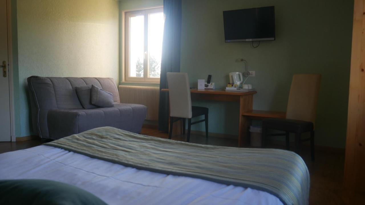 Logis Le Saint Cyr Hotel Montmelard Kültér fotó