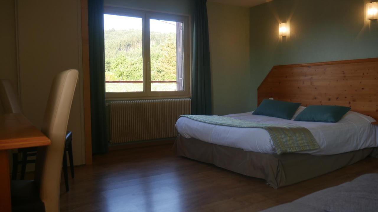 Logis Le Saint Cyr Hotel Montmelard Kültér fotó
